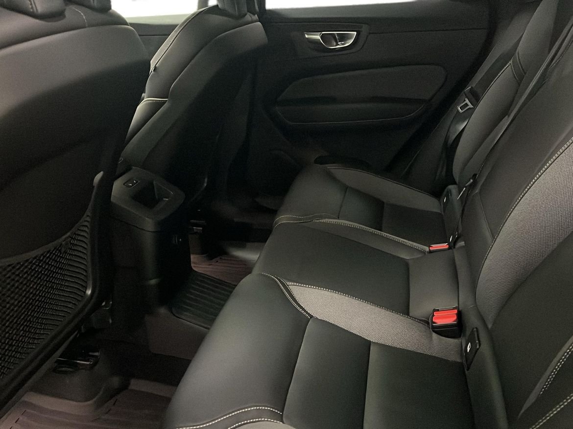 Volvo XC60 T6 Ultra Dark 2025, photo 6/10