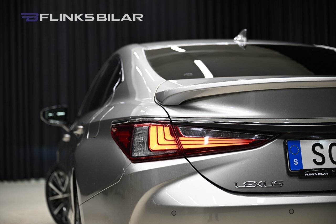 Lexus ES 300h 2023, photo 9/10