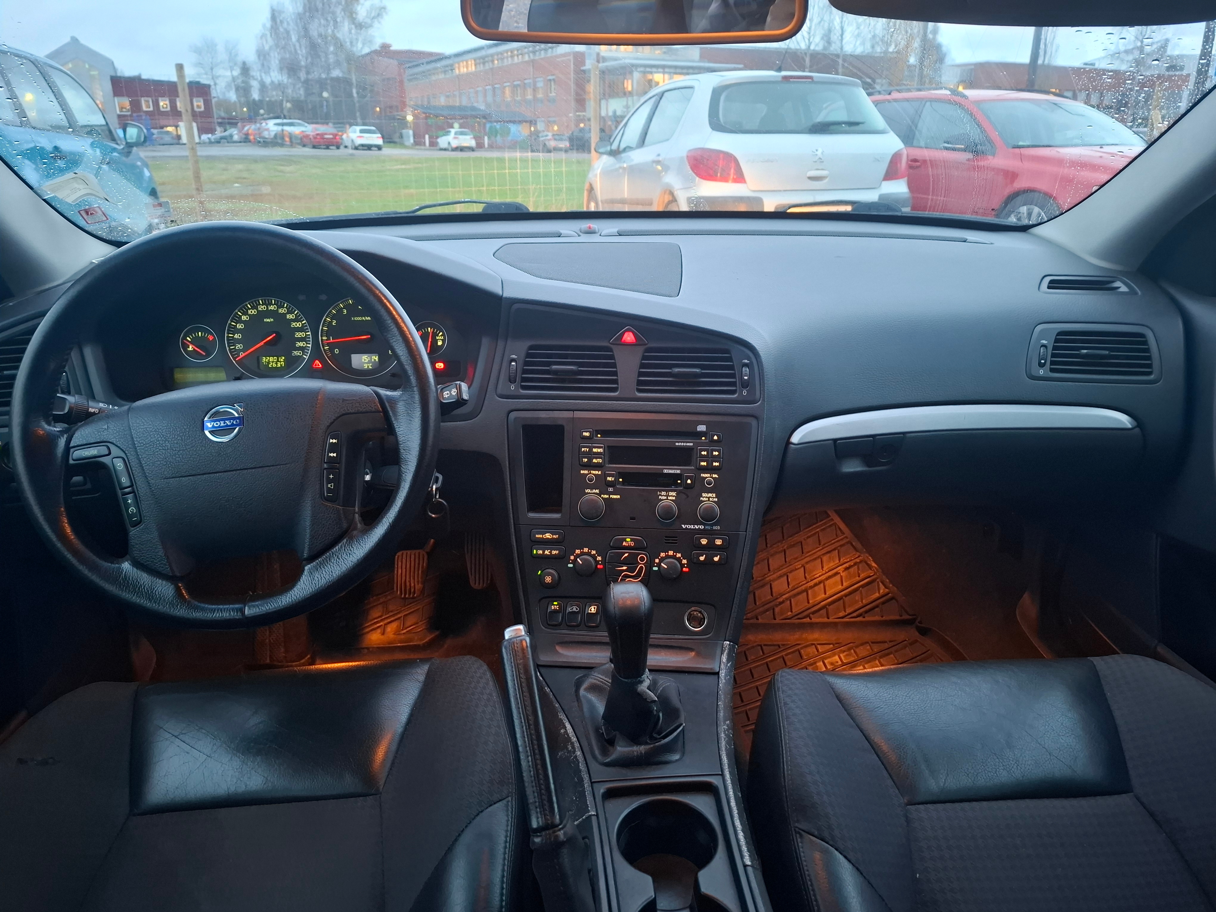 Volvo V70 2.4 2004, kuva 3/5