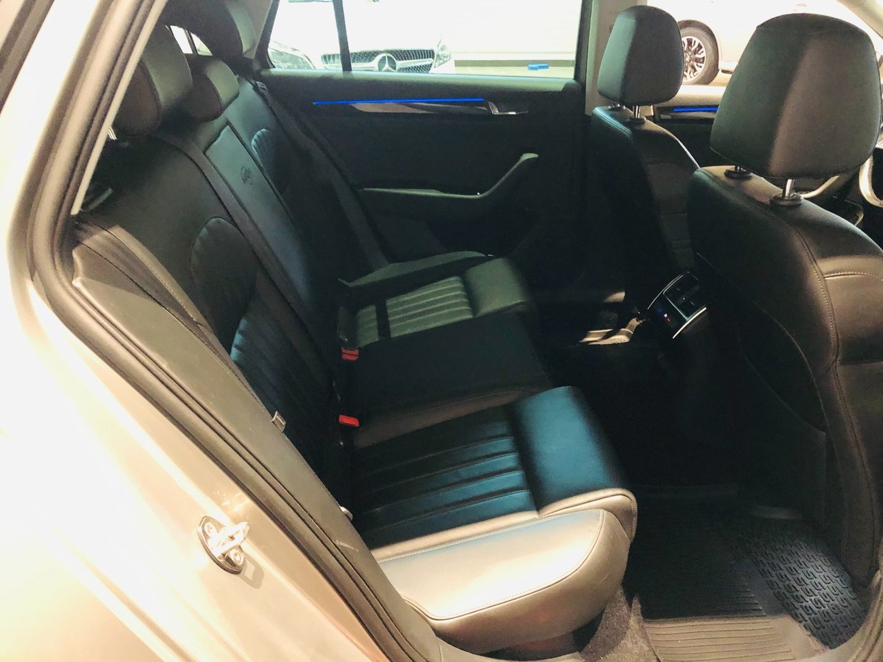 Skoda Superb 2.0 TDI SCR L&K Business 2018, bild 6/10