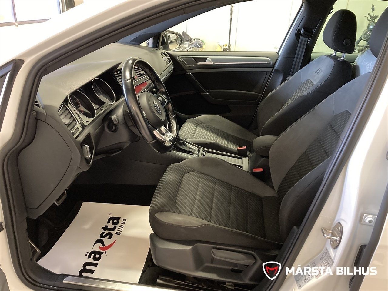 Volkswagen Golf 1.5 TSI R-Line 2019, photo 9/10