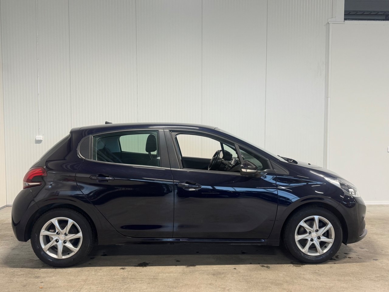 Peugeot 208 1.2 PureTech 82 2019, bild 2/10