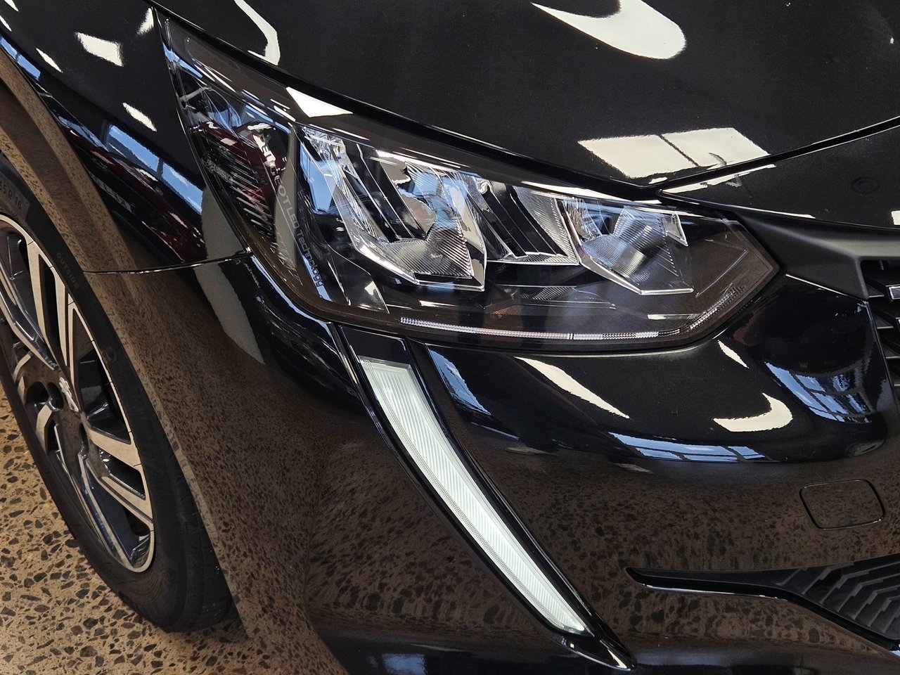 Peugeot 208 1.2 PureTech 100 Allure 2023, bild 7/10