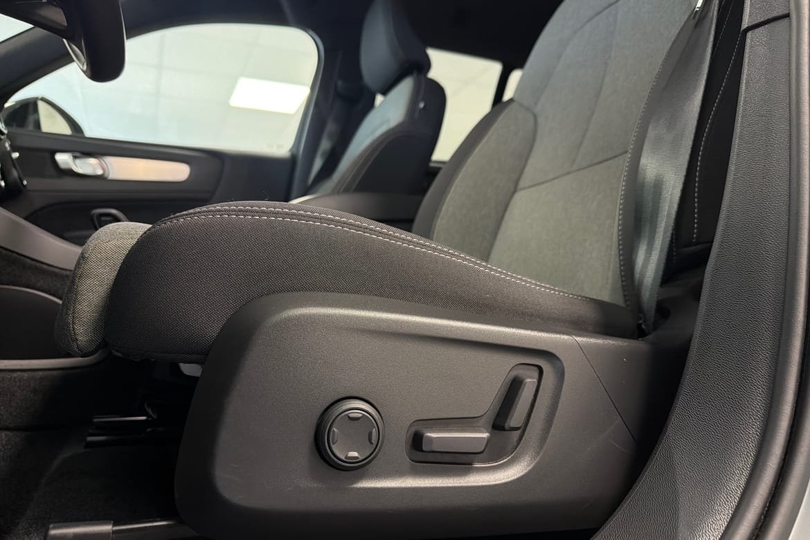 Volvo XC40 B3 Plus Dark 2025, bild 7/10
