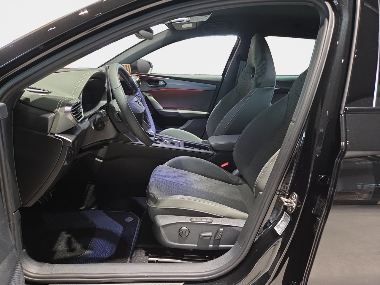 Cupra Leon 1.5 eTSI Tribe Edition 2026, photo 9/10
