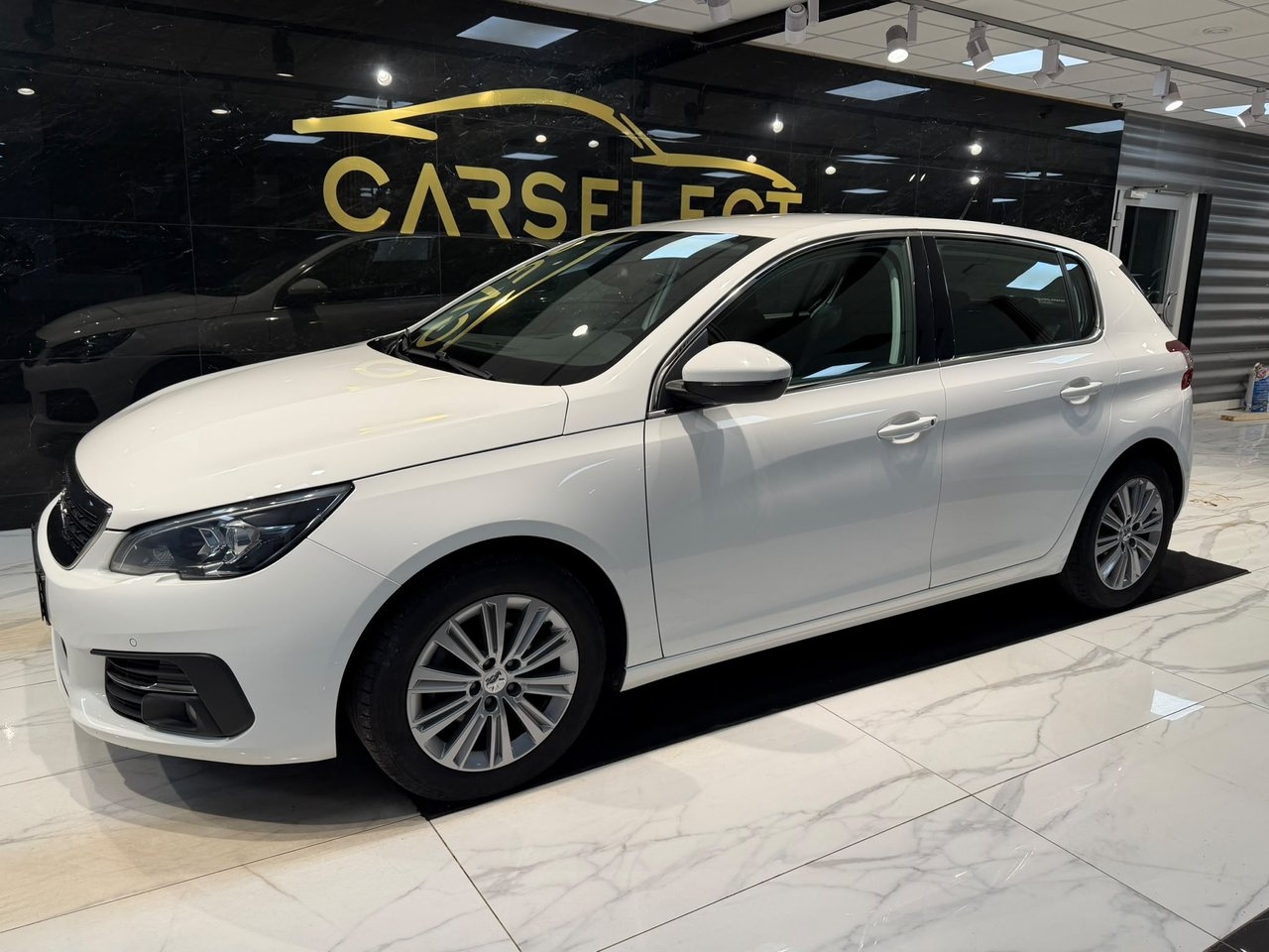 Peugeot 308 1.2 PureTech 130 Allure 2019, bild 2/10