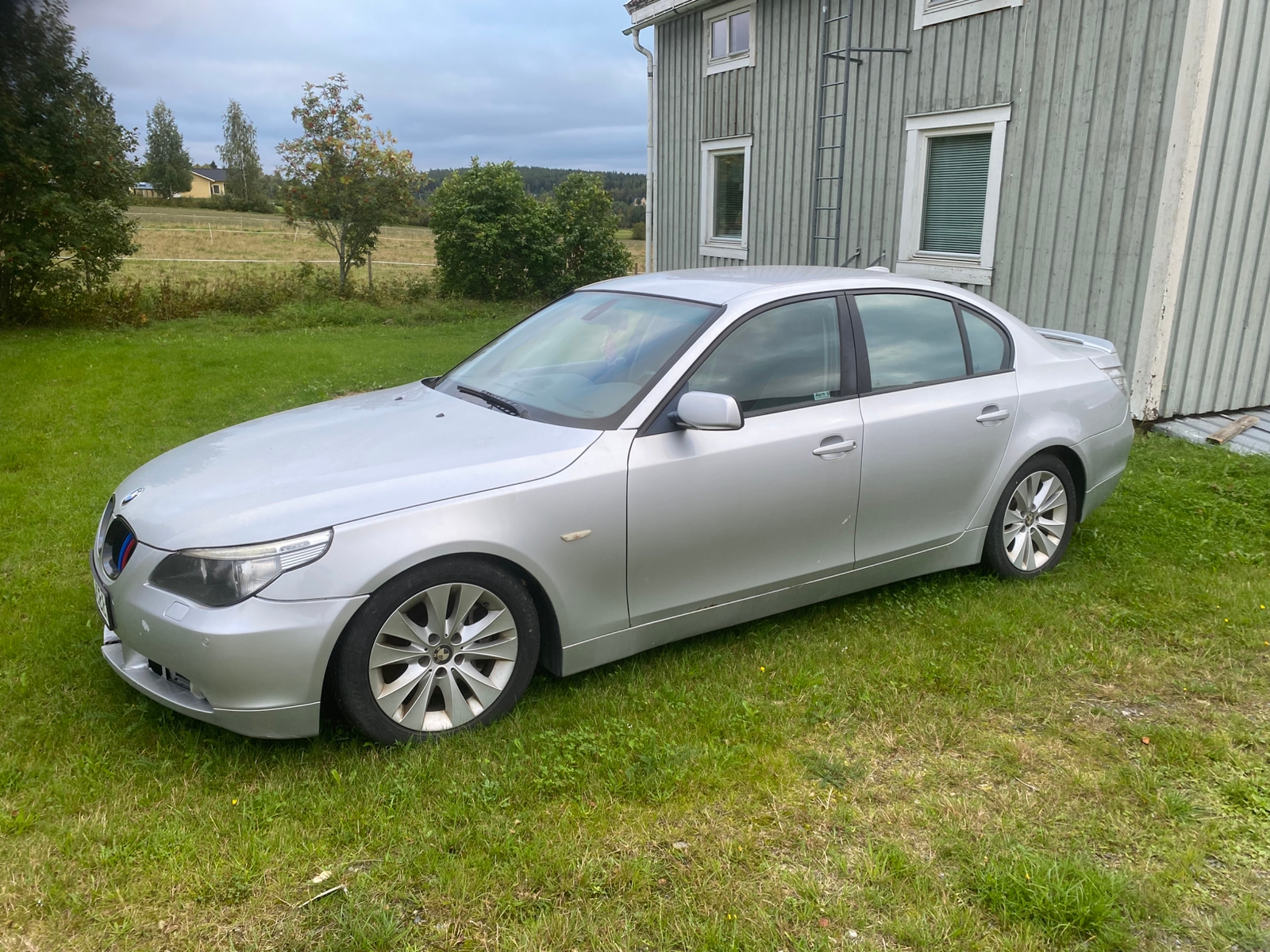 BMW 545i 2004, bild 2/3