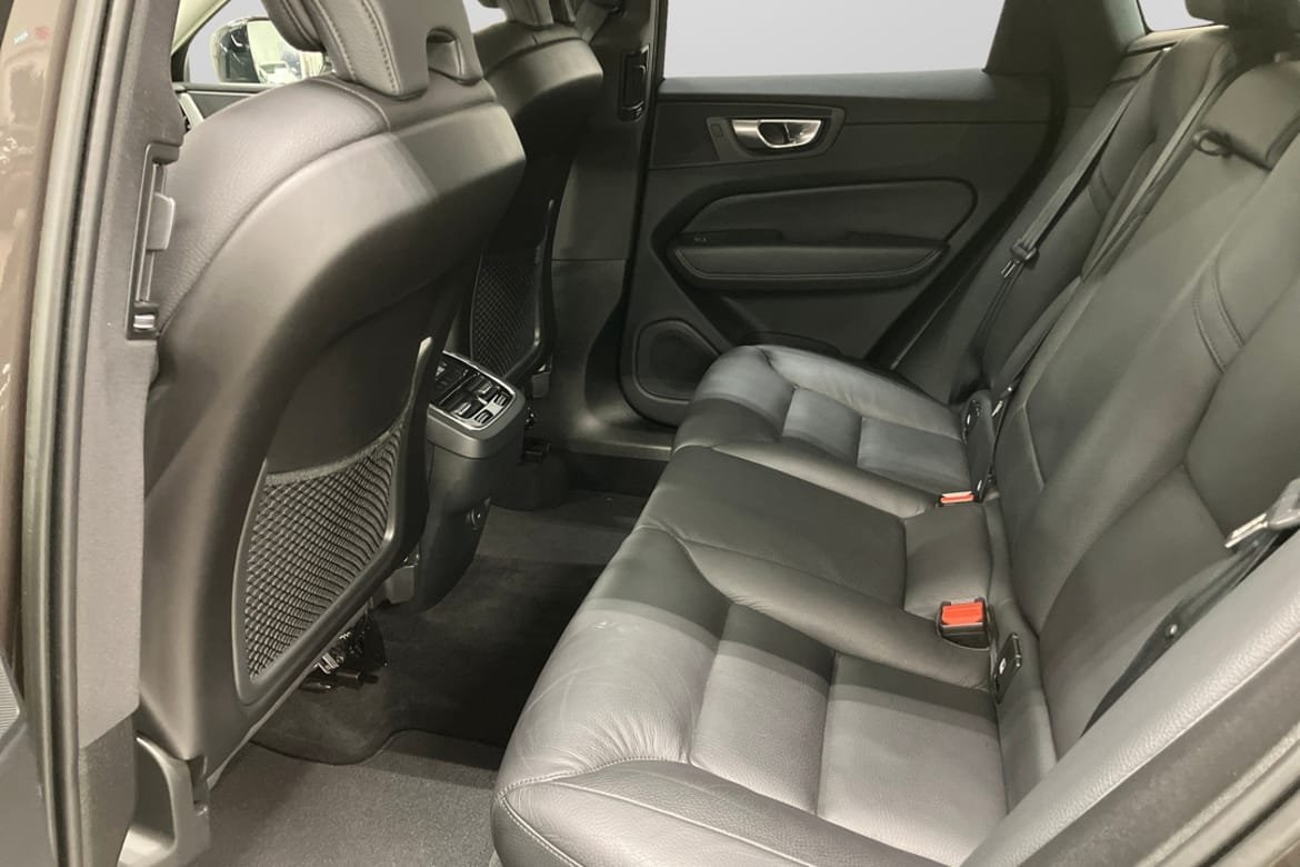 Volvo XC60 B4 Diesel Plus Dark 2023, bild 9/10